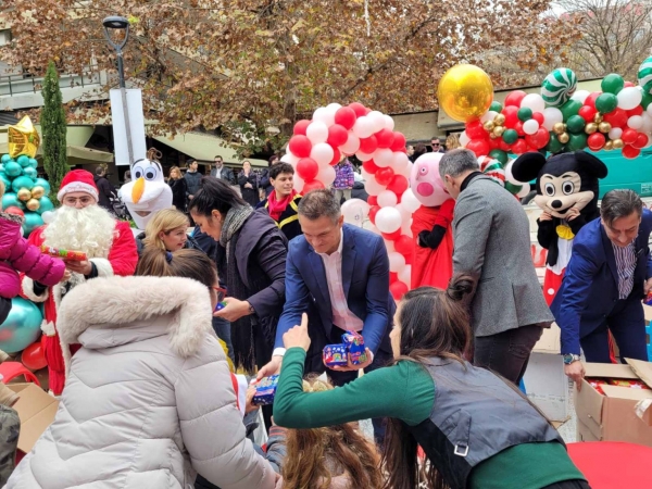 Περιφέρεια Θεσσαλίας και Εμπορικός Σύλλογος Λάρισας μοίρασαν δώρα στα παιδιά από τον Άι Βασίλη